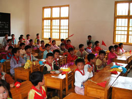 在新建的東芝希望小學(xué)教室內上課的當地學(xué)生