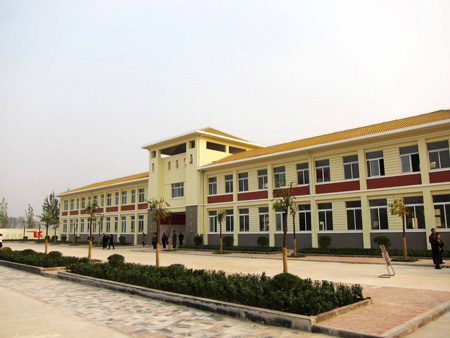 多媒體教室、圖書(shū)室、實(shí)驗室以及足球場(chǎng)