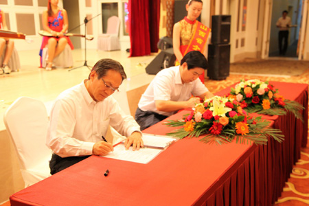 東芝中國總代表桐山輝夫同廣東省山西商會(huì )會(huì )長(cháng)、廣州大運集團董事長(cháng)遠勤山簽署合作協(xié)議書(shū)