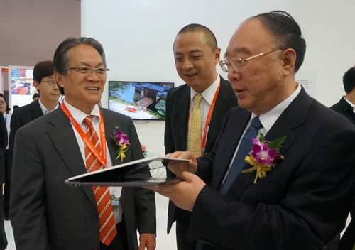 東芝中國總代表桐山輝夫先生與重慶市黃奇帆市長(cháng)現場(chǎng)交流