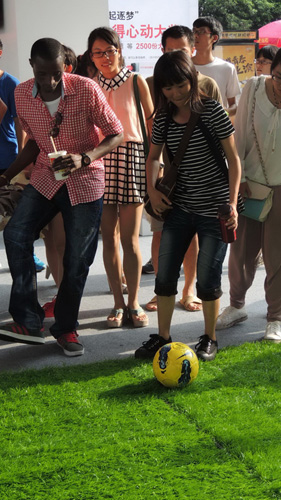 現場(chǎng)的足球游戲，吸引了國外友人一起來(lái)參與