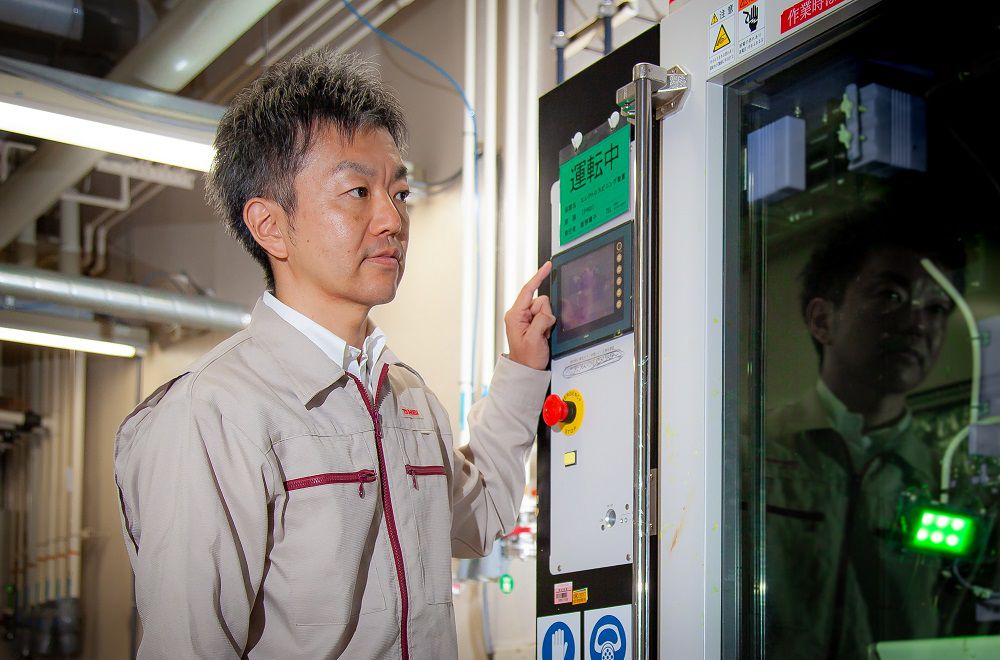 查看ES技術(shù)實(shí)驗裝置的植松先生