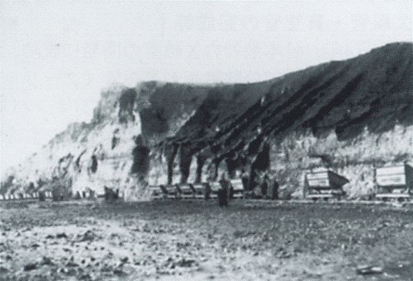 用鐵路運載沙土后堆土的情景，這是一個(gè)很大的工程。